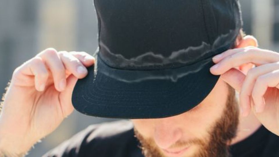 Aprende aplicar estos 3 ingredientes para quitar las manchas de sudor de tus gorras