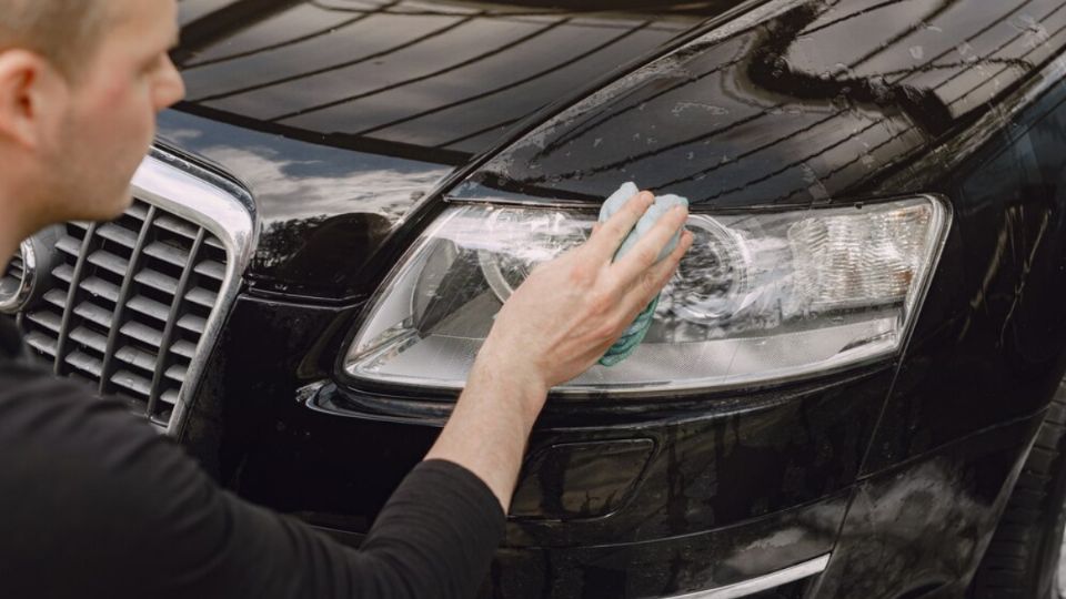 Si usas este truco para limpiar los faros de tu carro no los volverás a ver amarillos