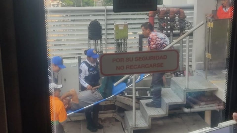 Policía rescata a hombre que se arrojó a las vías del tren en Línea 12
