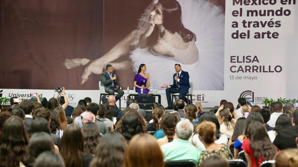 Estudiantes e integrantes de la comunidad cultural y artística de Puebla escucharon en el marco del conversatorio el mensaje del candidato Armenta.