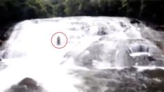 Captan en VIDEO a un ser muy aterrador cuando salía de una cascada