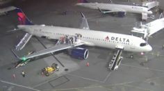 Avión de Delta Airlines se incendia al llegar al aeropuerto de Seattle