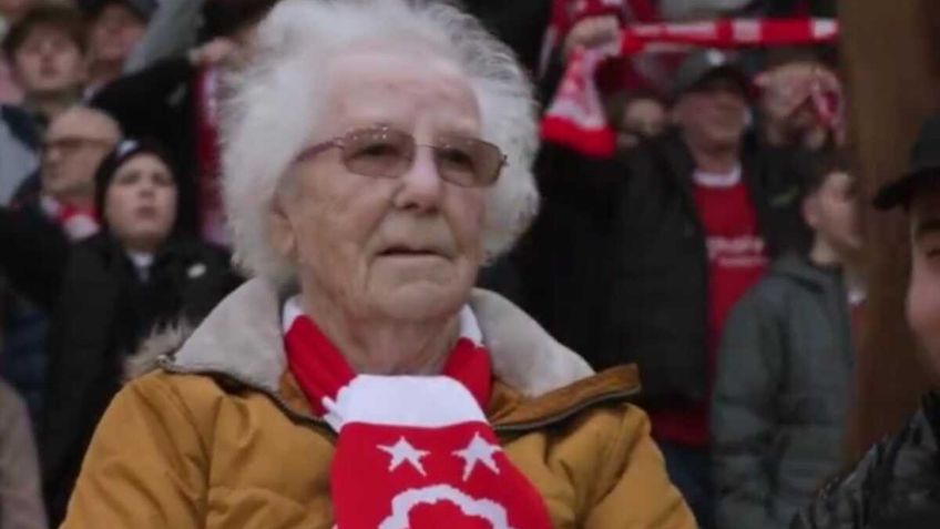 Aficionada ciega es invitada a un partido de futbol y llora al escuchar que la afición le canta | VIDEO