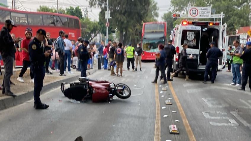 Motociclista muere tras ser impactado por unidad de la L7 del Metrobús