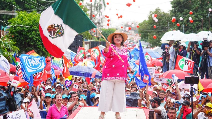 Xóchitl Gálvez le pide a AMLO izar la bandera en el Zócalo para marcha de la Marea Rosa este domingo