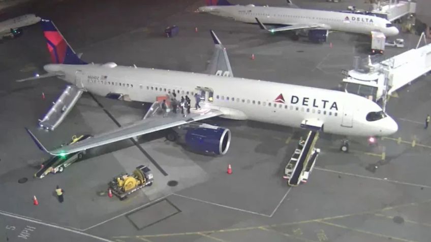 Avión de Delta Airlines se incendia al llegar al aeropuerto de Seattle