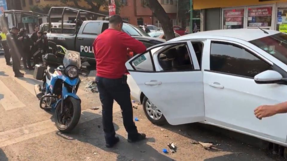 Choque entre auto y patrulla