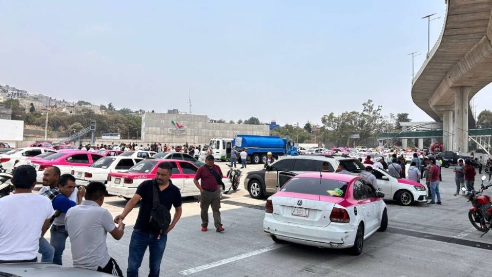 Los taxistas tomaron a vía a la altura de la caseta de cobro Tlalpan.