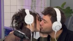 ¿Y Alex Hoyer? Danna Paola se besa con famoso locutor argentino en pleno programa en vivo: VIDEO