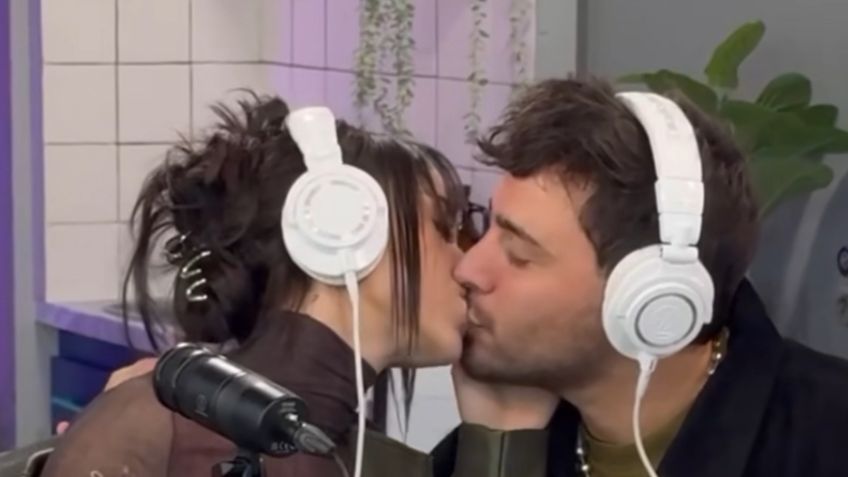 ¿Y Alex Hoyer? Danna Paola se besa con famoso locutor argentino en pleno programa en vivo: VIDEO