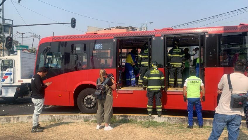 Tráiler choca contra unidad de Metrobús de Línea 5