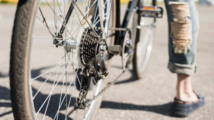 ¿Qué le pasó a un hombre que perdió la vida mientras regresaba en bicicleta a su casa bajo el intenso sol?