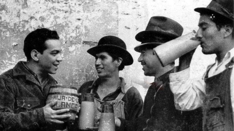 Cantinflas y sus amigos disfrutando de un rico pulque en la CDMX