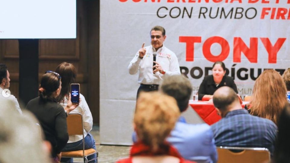 El candidato de la coalición Fuerza y Corazón por el Estado de México PRI, PAN, PRD, a la presidencia municipal de Tlalnepantla.