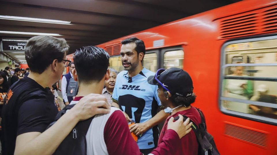 Salomón Chertorivski y Jorge Álvarez Máynez al interior del Metro de la CDMX.