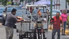 VIDEO: sujeto apaga incendio de motocicleta con una Coca Cola fría de 3 litros