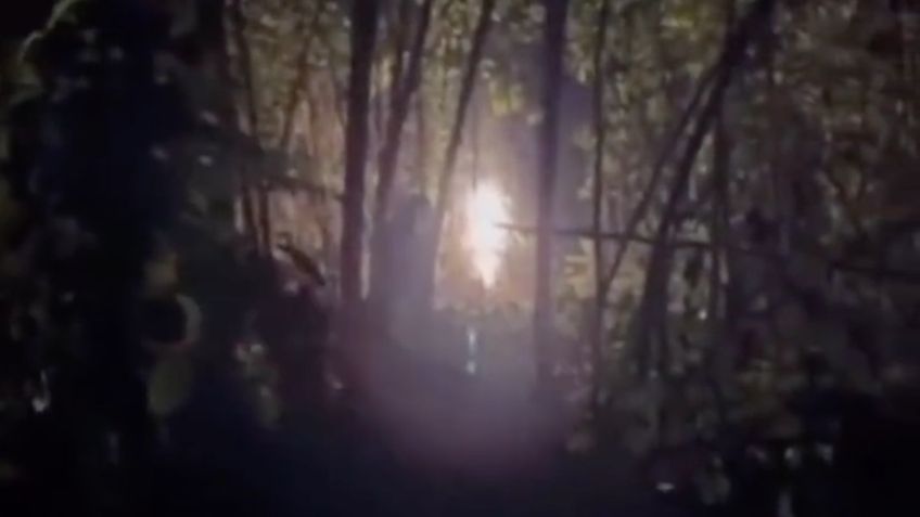 Queda registrado en VIDEO un ente de fuego en medio de la selva, en redes aseguran que es una bruja