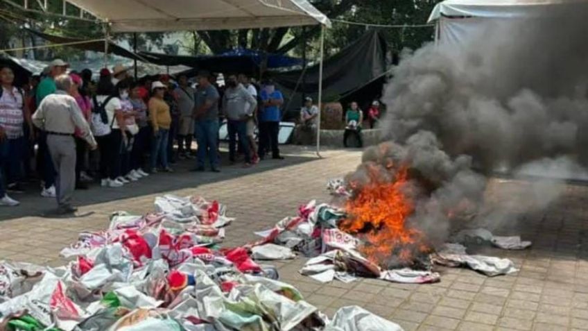 Maestros de la CNTE agreden a periodistas y queman propaganda política