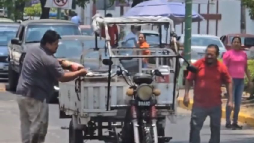 VIDEO: sujeto apaga incendio de motocicleta con una Coca Cola fría de 3 litros