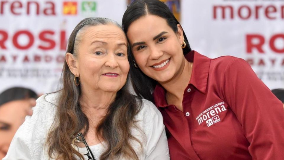 Rosi Bayardo con una mujer comerciante del estado.