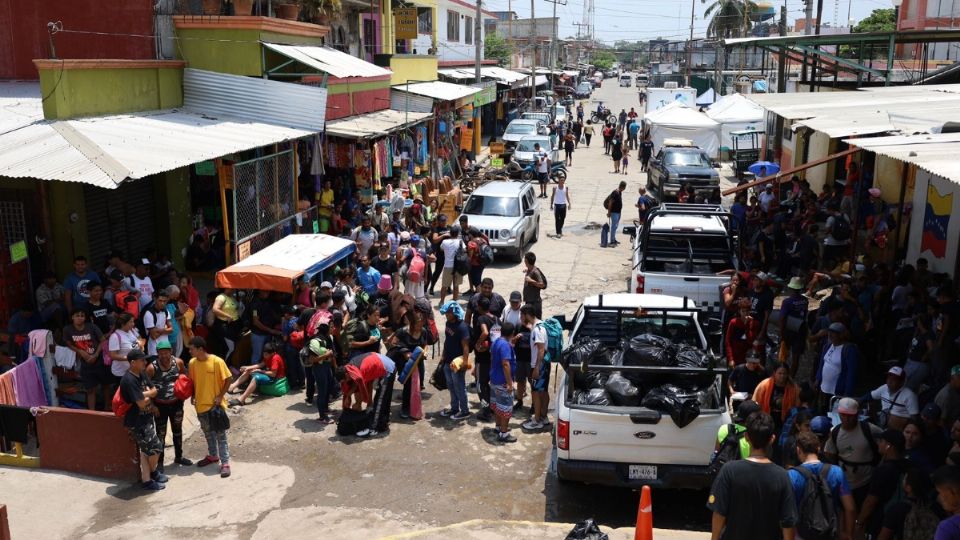 Migrantes buscan permisos en la frontera sur