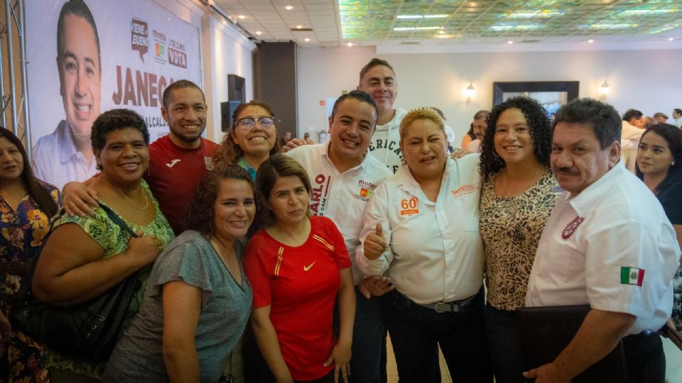 El candidato de Morena a la alcaldía de Gustavo A. Madero, en reunión con docentes.