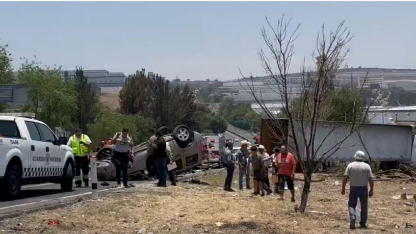 Tráiler pierde el control y embiste a dos automóviles en carretera Chamapa-Lechería