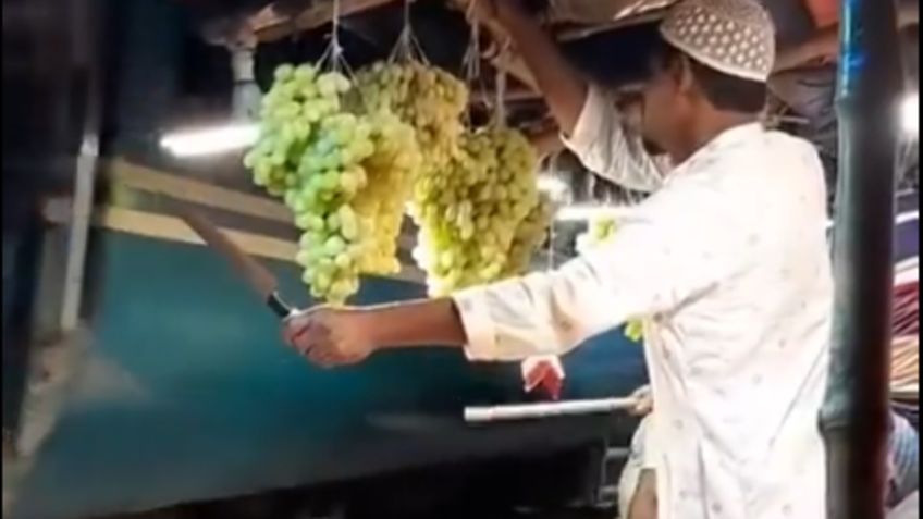 VIDEO: con cuchillos y palos un vendedor de uvas cuida su mercancía de los ladrones