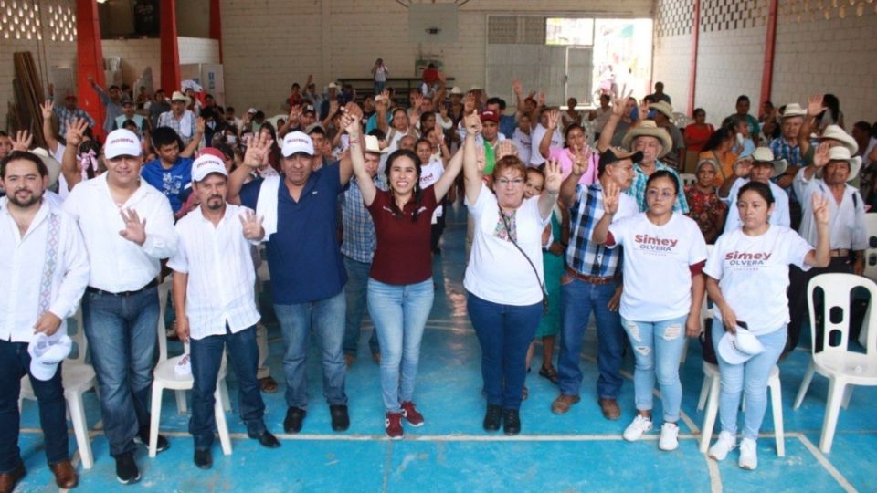 Simey Olvera acompañó a Rita Edith Chavira, aspirante a presidenta municipal, durante un encuentro con vecinos y simpatizantes, así como militantes de Morena y Nueva Alianza. 