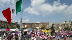 Relata AMLO izamiento de la bandera durante la Marea Rosa