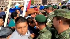 VIDEO: así integrantes de la CNTE forcejearon con militares para impedir el izamiento de la bandera en el Zócalo