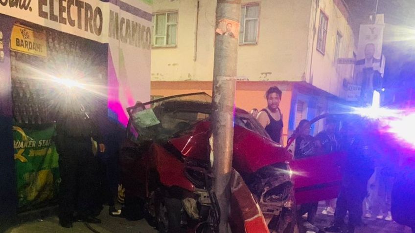 IMÁGENES IMPACTANTES: auto se estrella contra un poste en Azcapotzalco, queda totalmente destruido