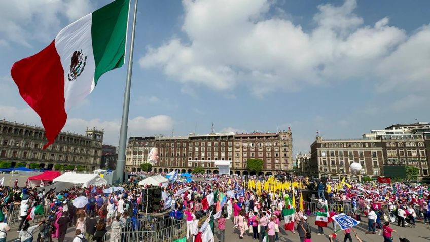 Relata AMLO izamiento de la bandera durante la Marea Rosa