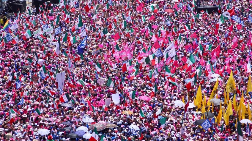 Acuden 95 mil personas a marcha de Marea Rosa en el Zócalo capitalino