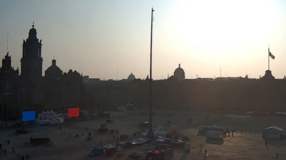 El Zócalo amaneció sin bandera.