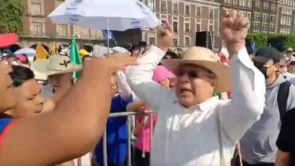 Integrantes de la CNTE y de la Marea Rosa se enfrentaron en el Zócalo.