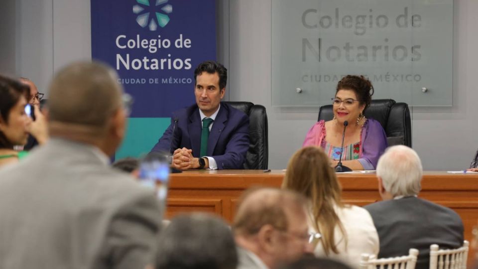 Clara Brugada, candidata a la Jefatura de Gobierno de la Ciudad de México, ante integrantes del Colegio de Notarios