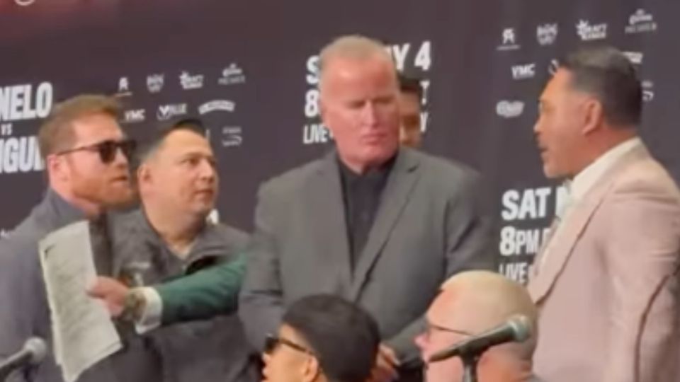 Canelo y De la Hoya se encaran en conferencia de prensa.