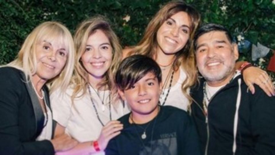 Maradona con su familia completa.