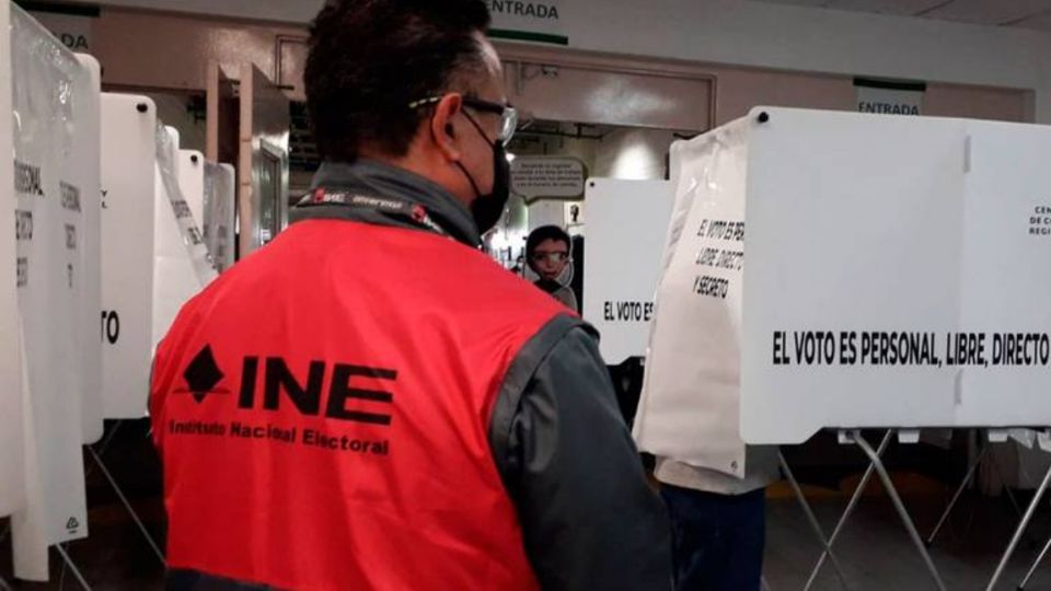 Un observador del INE vigila las elecciones en una casilla electoral.