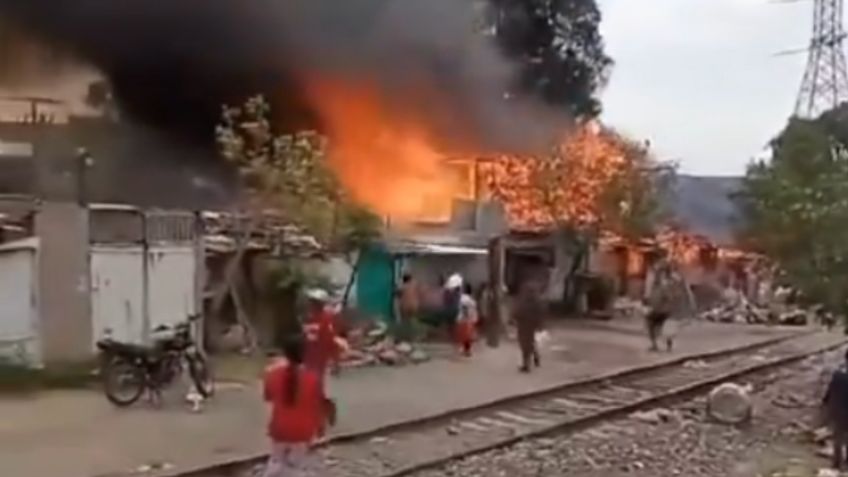 Fuerte incendio en "Las Casitas" de cartón de Nezahualcóyotl consume seis viviendas