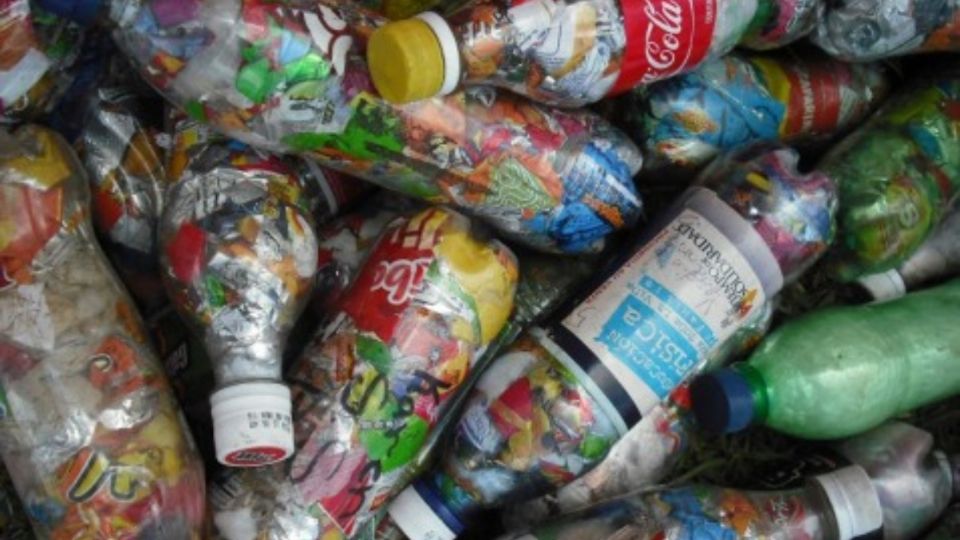 Para elaborarlos solo necesitas botellas de PET y residuos inorganicos no peligrosos