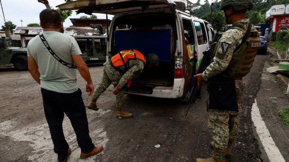 Militares revisan vehículos particulares y del servicio público