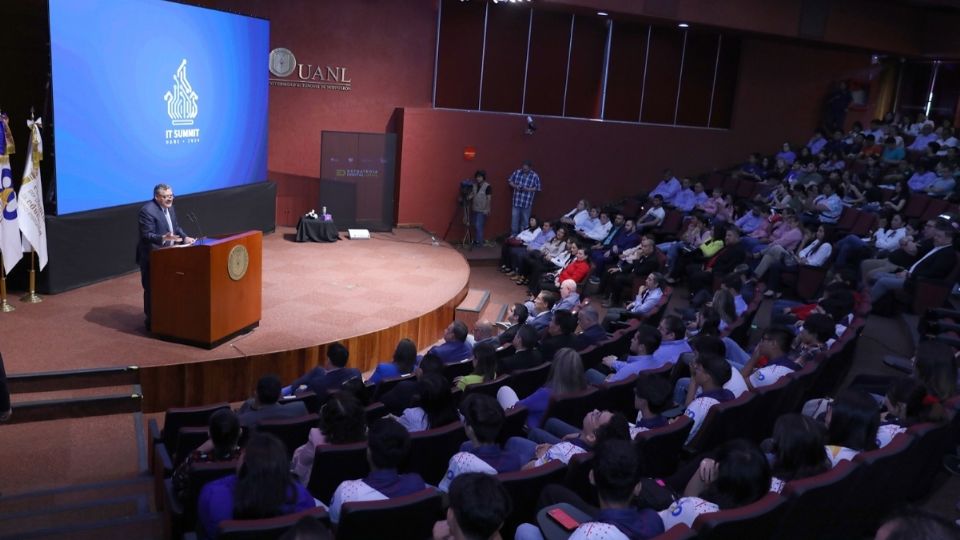 “Este evento es el reflejo del compromiso de nuestra Universidad con el avance e innovación en áreas cruciales como la electromovilidad, inteligencia artificial y nearshoring', destacó el Rector.