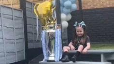 VIDEO: una niña es sorprendida con el trofeo de campeón del Manchester City en su fiesta de cumpleaños