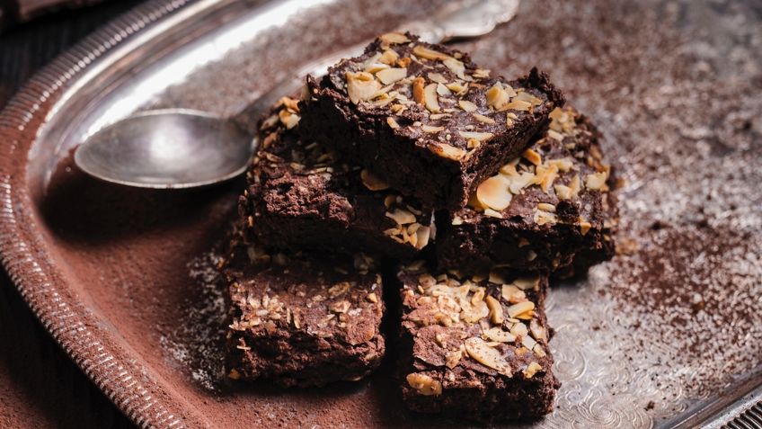 Prepara el brownie de avena más delicioso e ideal para ponerse musculoso