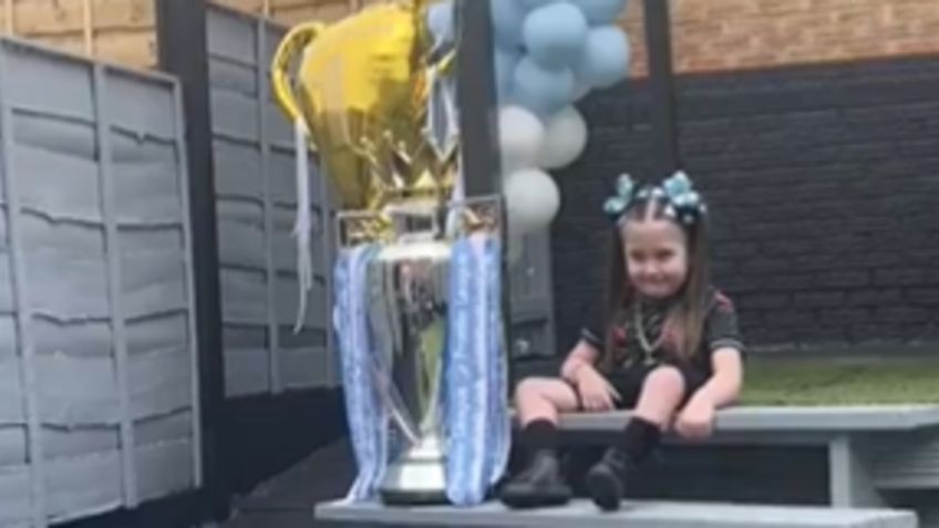 VIDEO: una niña es sorprendida con el trofeo de campeón del Manchester City en su fiesta de cumpleaños