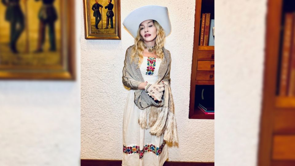 La Reina del Pop presumió en sus redes sociales que pudo probarse algunas prendas de la pintora mexicana.