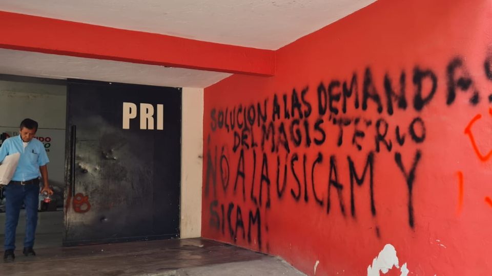 CNTE y SNTE vandalizan instalaciones del partido PRI