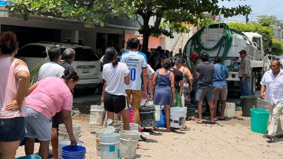 Vecinos de Tampico esperando por una cubeta de agua